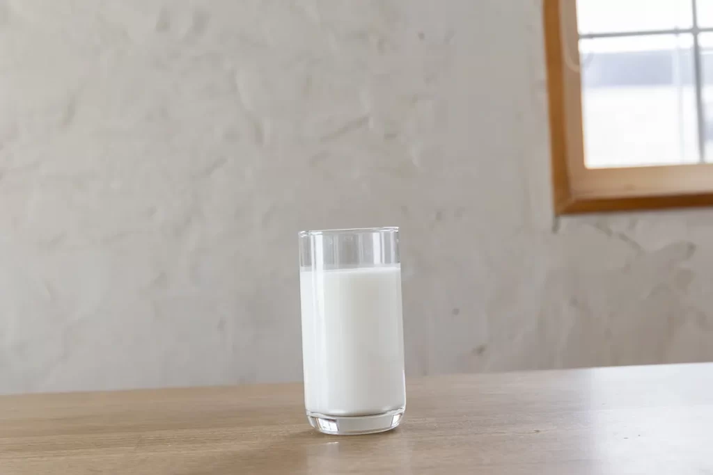 傾いているグラスの写真