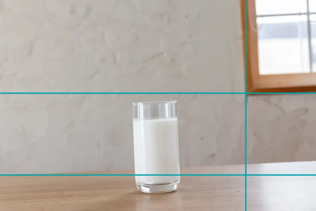 背景に線を入れた傾いているグラスの写真