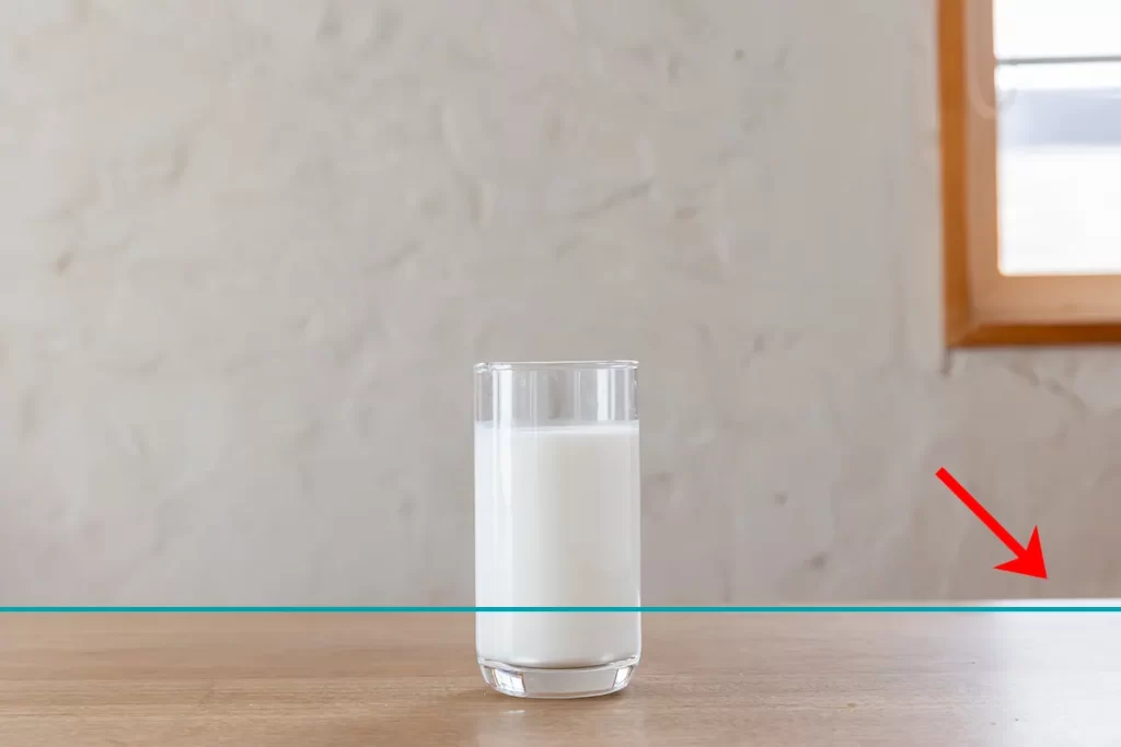 線を入れたすこしだけ傾いているグラスの写真