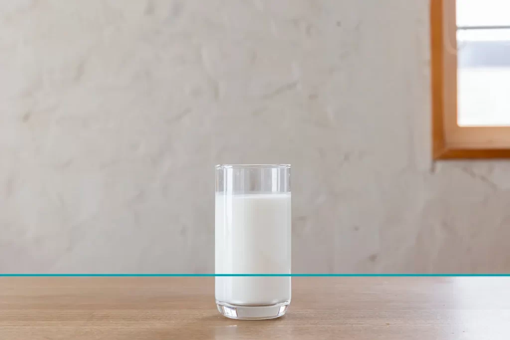 線を入れた傾きのないグラスの写真