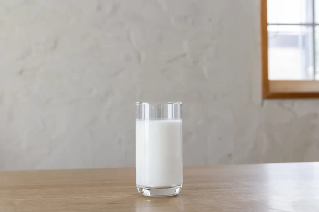 斜めからのグラスの写真