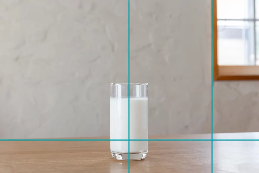 線を入れた斜めからのグラスの写真
